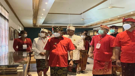 NEKA : Gubernur Bali melihat koleksi keris di Museum Neka di sela-sela membuka Pesamuhan Agung Warga Pande, Minggu (24/4) kemarin.Ist