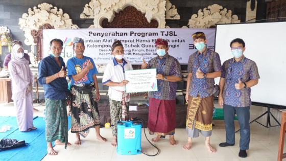SERAHKAN BANTUAN: PLN UPT  Bali serahkan bantuan berupa alat semprot hama elektronik untuk Kelompok Tani Subak Gunung Kangin pada Kamis (21/4) di Desa Adat Gunung Kangin, Desa Bangli, Kecamatan Baturiti, Kabupaten Tabanan. Ist