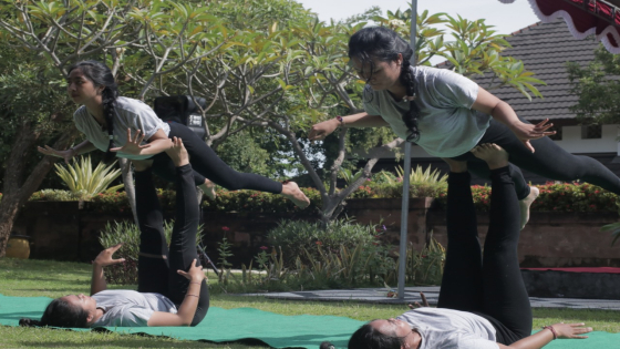 SENAM YOGA: Salah satu gerakan dalam senam yoga. I Putu Mardika/Bali Expres.