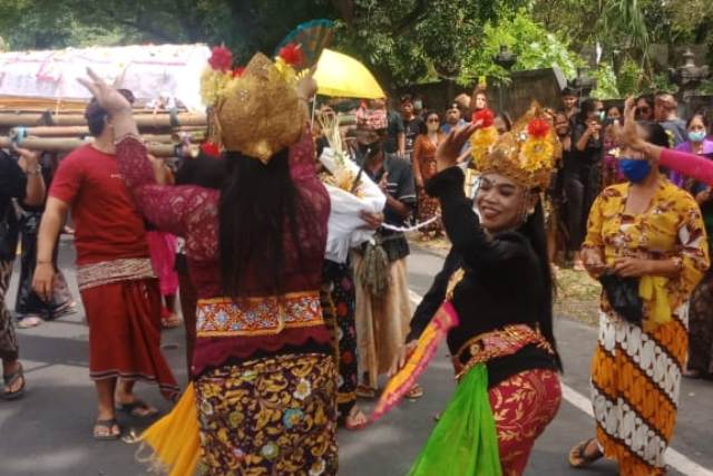 MENARI: Mami Siska dan kawan-kawan menari joged untuk TIKA. (istimewa)