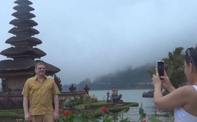 PURA ULUNDANU: Wisatawan mancanegara mengabadikan momen saat berwisata ke Pura Ulundanu, Beratan, Kabupaten Tabanan, Bali. (antara)