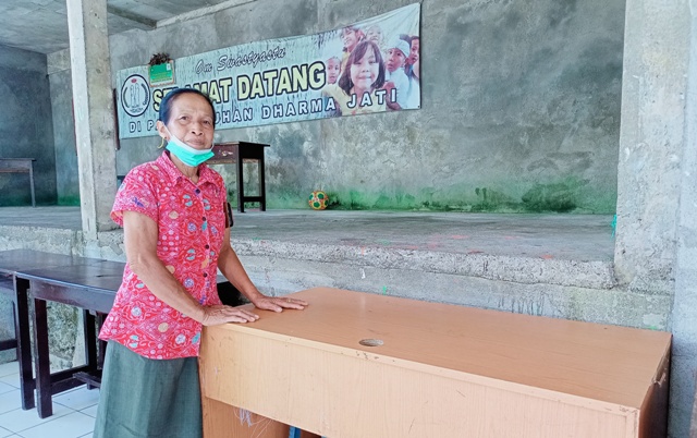 PANTI ASUHAN: Ni Made Moni saat ada waktu senggang di Panti Asuhan Dharma Jati I, Jumat (1/4) siang. (AGUS EKA PURNA NEGARA/BALI EXPRESS)