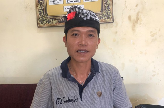 Bendesa Padangbai I Komang Nuriada. (I Wayan Adi Prabawa/Bali Express)