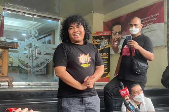BERI PENGAKUAN: Komedian Marshel Widianto memberikan keterangan usai memenuhi panggilan penyidik Polda Metro Jaya untuk dimintai keterangan terkait dugaan pembelian konten bermuatan pornografi dari kreator konten Dea OnlyFans, Kamis (7/4/2022). (antara)