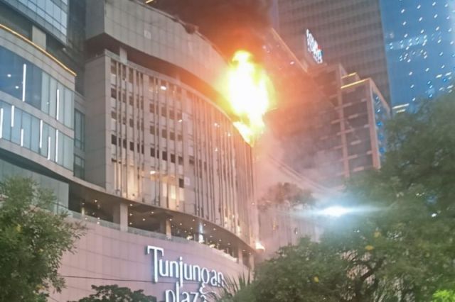 TERBAKAR: Tunjungan Plaza (TP) 5 yang berlokasi di Jalan Jenderal Basuki Rachmat, Kelurahan Kedungdoro, Kecamatan Tegalsari, Kota Surabaya, Jatim, terbakar pada Rabu (13/4/2022) petang sekitar pukul 17.35 WIB. (antara)