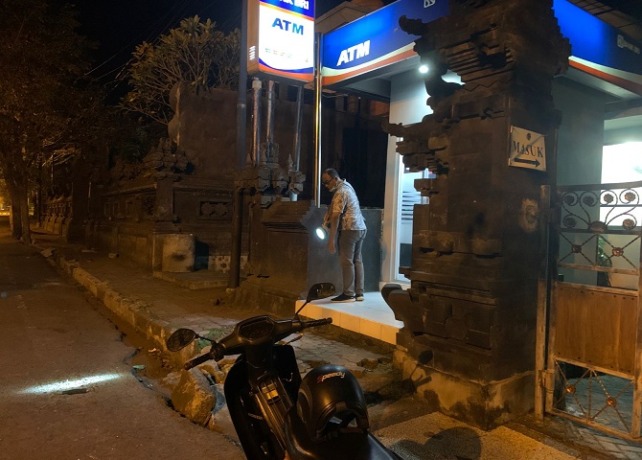 OLAH TKP: Tim Polsek Karangasem melakukan olah TKP di ATM BRI yang terletak di Jalan Sudirman, Kelurahan Subagan, Karangasem, pada Rabu (27/4). (ISTIMEWA)
