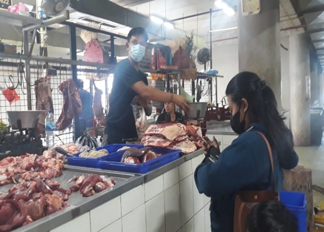 STABIL: Salah seorang pedagang daging sapi di Pasar Badung. (NI KADEK RIKA RIYANTI/BALI EXPRESS)