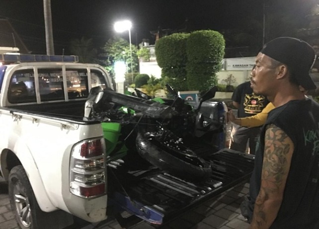 TERBAKAR : Sepeda motor Kawasaki Ninja yang terbakar setelah terlibat kecelakaan dengan Daihatsu Toyota di Bypass Ida Bagus Mantra memasuki Banjar Pering, Desa Pering, Kecamatan Blahbatuh, Gianyar, Senin petang (18/4) saat dievakuasi. (ISTIMEWA)