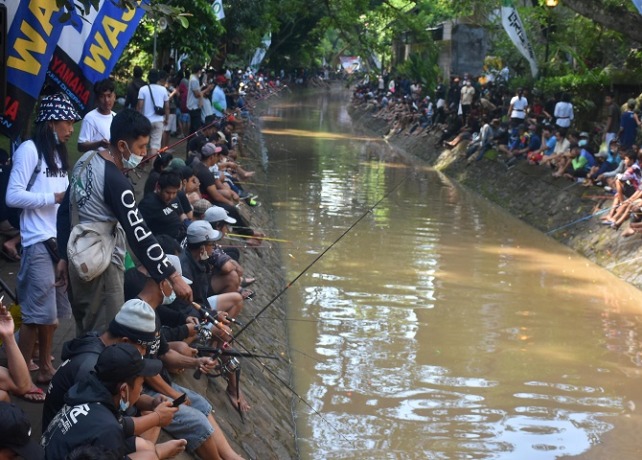 TUKAD BINDU : Suasana lomba mancing di Tukad Bindu, Kesiman, Denpasar Timur, Minggu (10/4). (AGUNG BAYU/BALI EXPRESS)