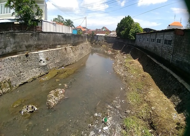 LIMBAH : Sungai Tukad Mati di Desa Tegal Kertha, Denpasar, yang tercemar limbah sablon, Kamis (8/4). (AGUNG BAYU/BALI EXPRESS)
