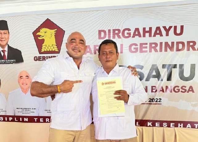 TARGET : Penyerahan SK penugasan sebagai Ketua DPC Gerindra Tabanan dari Ketua DPD Partai Gerindra Bali I Made Muliawan Arya kepada I Putu Gede Juliastrawan pada Kamis (14/4). (ISTIMEWA)