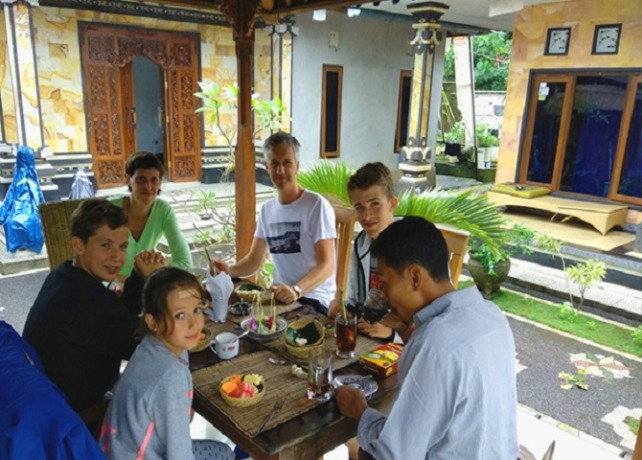 Tamu-tamu mancanegara santap kuliner khas Bali saat menginap di rumah warga di Desa Bakas, Klungkung. (ISTIMEWA)