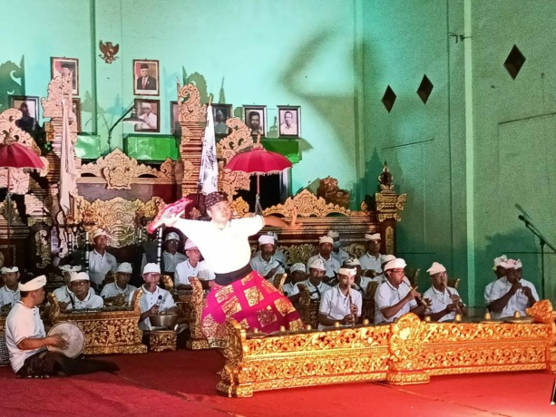 LATIHAN: Sekaa Gong Wijaya Kusuma, Banjar Geladag, Desa Adat Pedungan latihan dalam persiapan PKB tahun ini. (ist)
