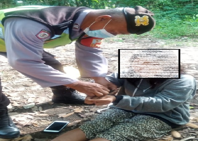 DISEKAP : Polisi saat melepaskan ikatan wanita yang ditemukan di dekat Beji Puseh Nyitdah, Senin (3/5). (ISTIMEWA)