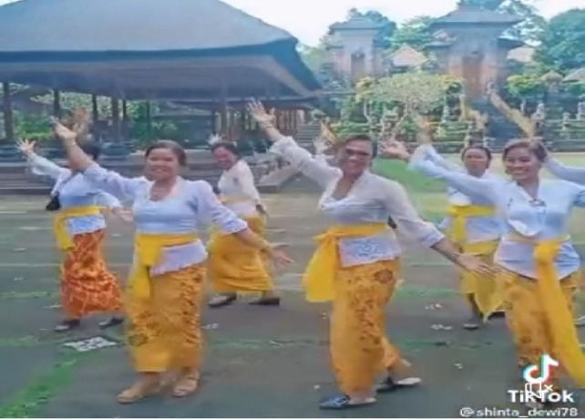 VIRAL ; Tangkapan layar video TikTok yang memperlihatkan ibu-ibu menari diiringi lagu India di Pura Samuantiga. (ISTIMEWA)