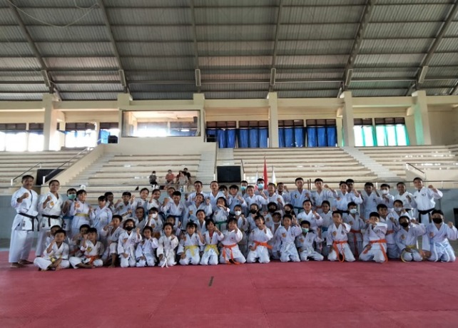 LATIHAN : Latihan rutin yang digelar atlet INKAI Klungkung. (DEWA RASTANA/BALI EXPRESS)