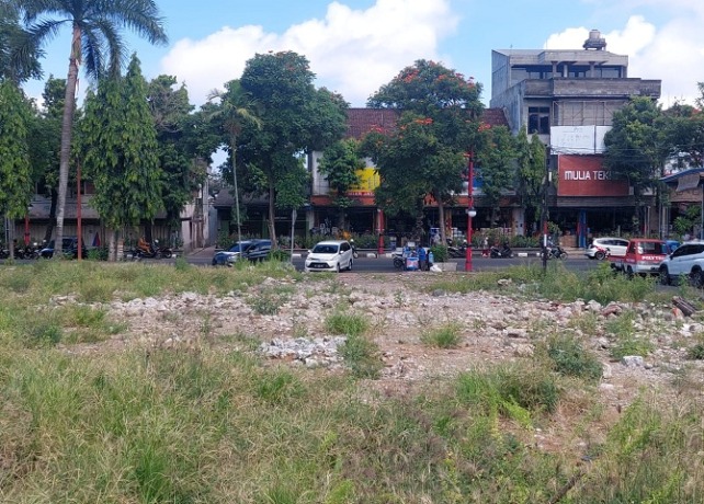 RATA DENGAN TANAH : Kondisi lahan eks Hardys yang sudah rata dengan tanah dan ditumbuhi rumput liar, Senin (9/5). (DEWA RASTANA/BALI EXPRESS)