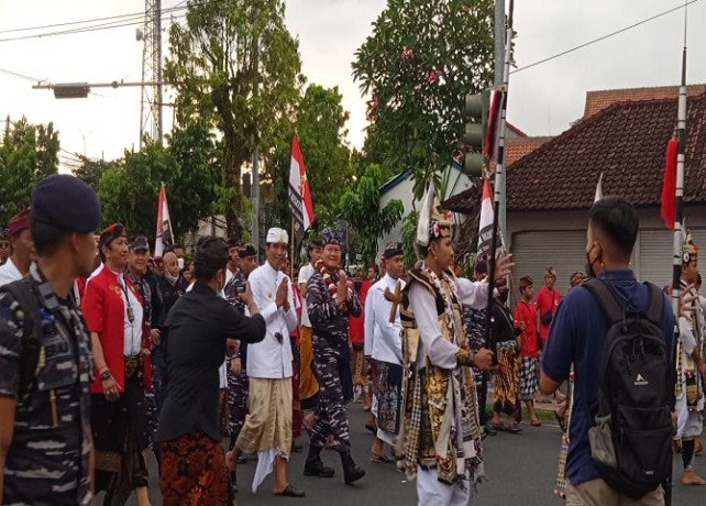 TIBA : Kasal Laksamana TNI Yudo Margono beserta rombongan saat menuju Puri Ageng Blahbatuh, Rabu (11/5). (ISTIMEWA)