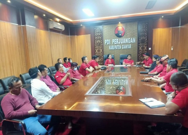 PERSIAPAN : Rapat koordinasi yang digelar DPC PDIP Gianyar jelang senam SICITA serentak. (ISTIMEWA)