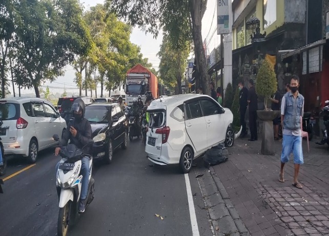RINGSEK: Mobil Sigra ringsek usai kecelakaan beruntun tersebut. (ISTIMEWA)