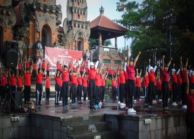 MASSAL : Pelaksanaan senam SICITA serentak di Alun-alun Kota Gianyar, Jumat (20/5). (DEWA RASTANA/BALI EXPRESS)