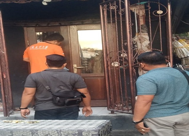 MASIH GELAP : Polisi saat melakukan olah TKP di Pura Dalem Banjar Siyut, Desa Tulikup, Gianyar. (ISTIMEWA)