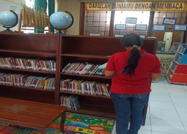 PEMBANGUNAN : Suasana di Perpustakaan Umum Daerah Gianyar di Balai Budaya Gianyar yang akan segera dipindah. (ISTIMEWA)