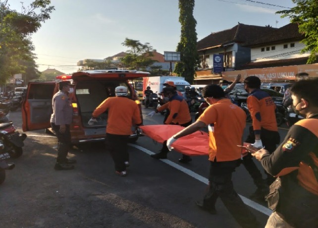 TANPA IDENTITAS: Petugas saat mengevakuasi Mrs. X dari aliran sungai Ayung. (ISTIMEWA)