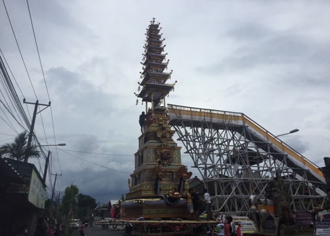 PEMBUATAN: Proses pembuatan Bade tumpang sia yang digunakan untuk dua layon di Pelebon Puri Carangsari. (Putu Resa Kertawedangga/BALI EXPRESS)