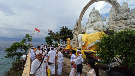 MENJANGAN : Gugusan palinggih yang ada di kawasan Pulau Menjangan, berdiri megah patung Ganesha. Putu Mardika/Bali Express