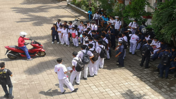 EDUKASI: Astra Motor Bali beri edukasi safety riding di SMK Negeri 1 Manggis. Ist