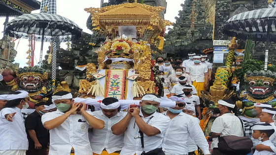 MAPEPADA AGUNG: Upacara Mapepada Agung merupakan rangkaian karya pujawali Ngusaba Kadasa di Pura Ulun Danu Batur, Desa Adat Batur, Kecamatan Kintamani, Bangli, Kamis (17/3) lalu. I Made Mertawan/Bali Express.