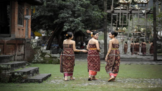 DAHA: Kain Gringsing digunakan oleh deha (wanita) Desa Adat Tenganan Pegringsingan pada suatu momen tertentu. ist