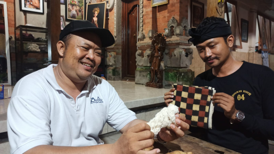 WARNA : Kelian Ada Tenganan Pegringsingan Putu Yudiana (kiri) menunjukkan pewarna alami dari bakbakan kepundung untuk kain Gringsing. I Putu Mardika/Bali Express