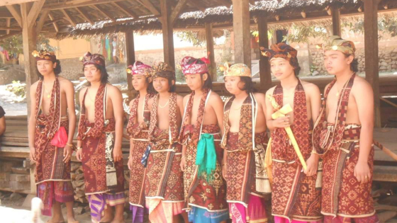 TERUNA: Teruna Tenganan Pegringsingan kompak menggunakan kain gringsing, kain khas desa setempat. (istimewa)