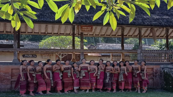 DAHA: Sejumlah daha Tenganan Pegringsingan kumpul ketika lakukan aktivitas. foto bersama. Istimewa