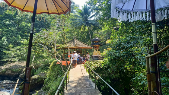 DI ATAS BATU: Pura Kahyangan Jagat Ulun Danu Pegubugan berdiri di atas batu besar. Gde riantory/Bali Express