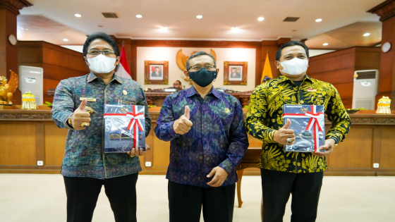OPINI WTP : Bupati Badung Nyoman Giri Prasta (kiri) saat menerima opini WTP dari BPK RI, di Ruang Sidang Utama Gedung DPRD Provinsi Bali, Selasa (17/5). Prokompim Setda badung for Bali Express