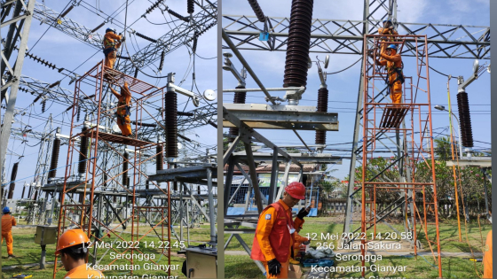 PEMELIHARAAN RUTIN : PLN UPT Bali melakukan pemeliharaan rutin di GI Gianyar. Pemeliharaan rutin dari PLN UPT Bali ini untuk menjaga keandalan kelistrikan di Bali. Ist