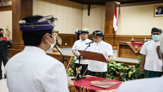 PELANTIKAN: Bupati Badung I Nyoman Giri Prasta melantik pejabat setingkat Eselon II di Ruang Kertha Gosana Puspem Badung, Senin (30/5). Ist