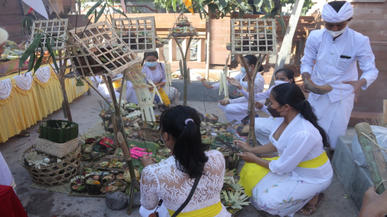 UPACARA: Prosesi upacara yadnya dengan melibatkan tukang banten. I Putu Mardika/Bali Express.