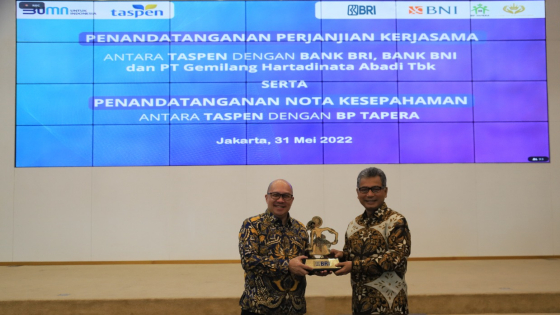 KERJA SAMA : Perjanjian Kerja Sama (PKS) pembayaran tabungan pensiun yang ditandatangani oleh Direktur Utama BRI Sunarso (kanan) bersama Direktur Utama Taspen A N S Kosasih, Selasa, 31 Mei 2022.