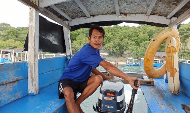NELAYAN: Gede Lilit, nelayan yang kesehariannya mangkal di Pelabuhan Banymandi, Banyuwedang, Dusun Batuampar, Desa Pejarakan, Kecamatan Gerokgak, Buleleng, Bali, untuk menyeberangkan pemedek yang nangkil ke Pulau Menjangan (I Putu Mardika/Bali Express)