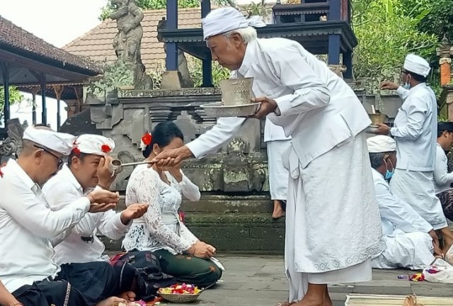 SEMBAHYANG: Bupati Bangli Sang Nyoman Sedana Arta bersama Wakil Bupati I Wayan Diar sembahyang di Pura Kehen, Bangli. Persembahyang terkait HUT ke-818 Kota Bangli, Rabu (10/5) hari ini. (Istimewa)
