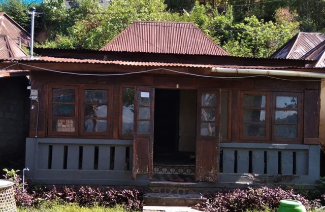 UNIK:  Bangunan Bale Gajah Tumpang Salu di Desa Adat Sidatapa. (Istimewa) Klian Desa Adat Sidatapa Putu Kasma. (Istimewa)