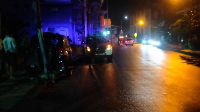 TABRAK: Mobil Avansa hitam membentur tiang lampu penerangan jalan usai menabrak Faisal. (ist)