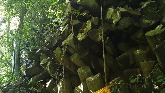 BATU UNIK: Pura Batur Gangsia yang terletak di Banjar Kapas Jawa, Desa Tinggarsari, Kecamatan Busungbiu memiliki banyak keunikan, salah satunya adalah bentuk bebatuannya. (I PUTU MARDIKA/BALI EXPRESS)