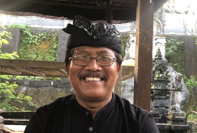 Penyarikan Desa Adat Duda, I Wayan Wirtha. (I WAYAN ADI PRABAWA/BALI EXPRESS)