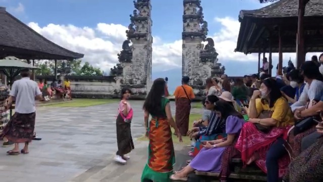 ANTRE: Wisatawan domestik maupun mancanegara menunggu giliran supaya bisa mendapatkan foto di Pura Lempuyang, Desa Adat Purwayu, Desa Trubuana, Abang, Karangasem, pada Rabu (4/5). (I Wayan Adi Prabawa/Bali Express)