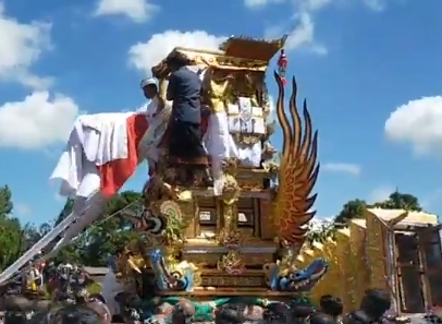 PATAH:  Bade yang patah karena tersangkut kabel. (Istimewa)